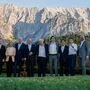 Die G7 versammelten sich an der legendären Holzbank, an der schon 2015 vor Schloss Elmau ein ikonisches Bild der früheren Kanzlerin Angela Merkel mit dem damaligen US-Präsidenten Barack Obama entstand.