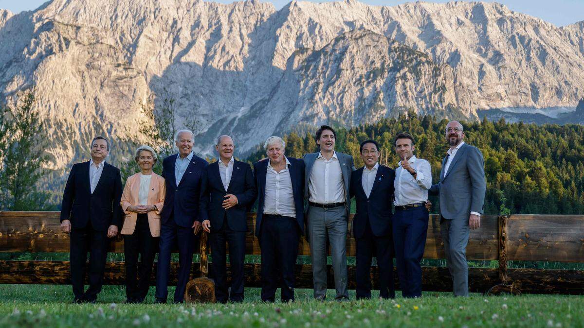 Die G7 versammelten sich an der legendären Holzbank, an der schon 2015 vor Schloss Elmau ein ikonisches Bild der früheren Kanzlerin Angela Merkel mit dem damaligen US-Präsidenten Barack Obama entstand.