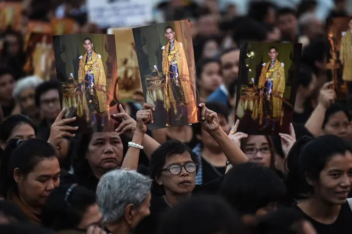 Neuer König ist Maha Vajiralongkorn als Rama X., der 64-jährige Sohn des Verstorbenen.