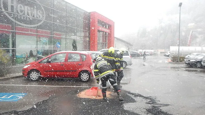 Die Feuerwehr musste den Diesel binden und die Kanalisation schützen