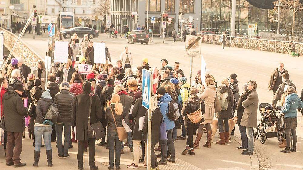 Gut 100 Leute gingen gegen die schwarz-blaue Frauenpolitik in Graz auf die Straße