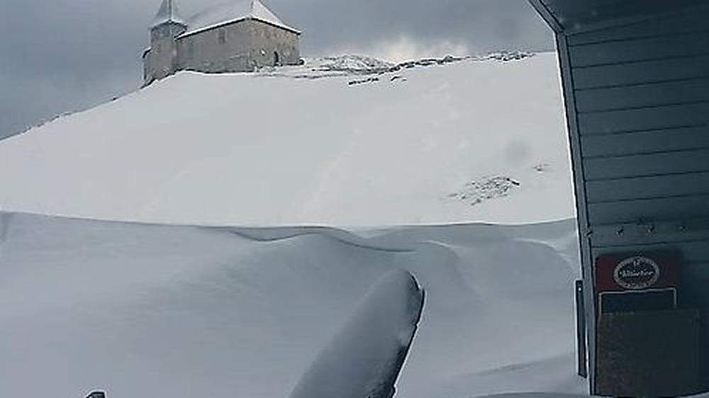 Die Kamera am Gipfelhaus zeigt den Schnee der letzten Tage