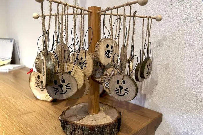 Da sitzen neben Holzhäschen freche Hennen aus Stoff und scheinen gerade ein Ei aus Wachs gelegt zu haben. 