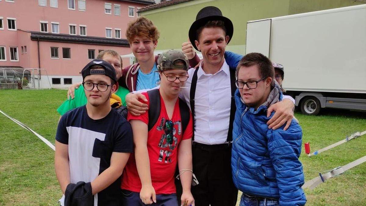 Zirkusdirektor Dimitri mit seinen Fans