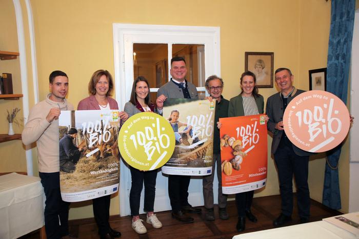 (v.l.) Biobauer Daniel Kickenweiz, Karin Magometschnigg (Verein Steirische Bio-Modellregionen), Raphaela Fink (Vulkanland Steiermark),
Bio Ernte Steiermark-Obmann Thomas Gschier, Schlossherr und Biobauer Georg Winkler-Hermaden, Stefanie Schöffmann (look! design) und Bio Ernte Steiermark-Geschäftsführer Josef Renner