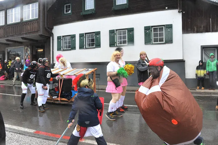 Heiterer Umzug in Grundlsee