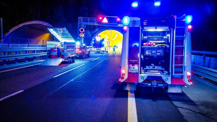 Klicken Sie sich durch die Fotos vom schweren Lkw-Unfall im Assingbergtunnel auf der Südautobahn.