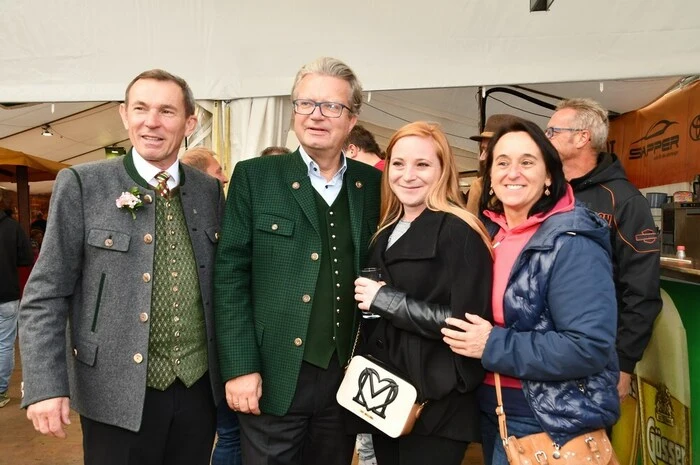 Am Nachmittag stattete auch Landeshauptmann Christopher Drexler dem Maxlaunmarkt einen Besuch ab. Insgesamt war es wieder ein sehr gut besuchter Maxlaunmarkt mit vielen Standln, kulinarischen Köstlichkeiten, Blas- und Unterhaltungsmusik.