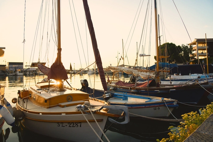 Die Sonnenuntergänge im Hafen von Izola lassen den Ort in wunderschönen Farben erstrahlen