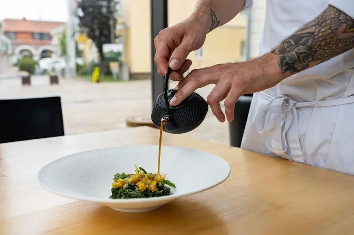 Um dem Gericht den letzten Kick zu verpassen, gießt Grandtner mit einem aromatischen Sud auf