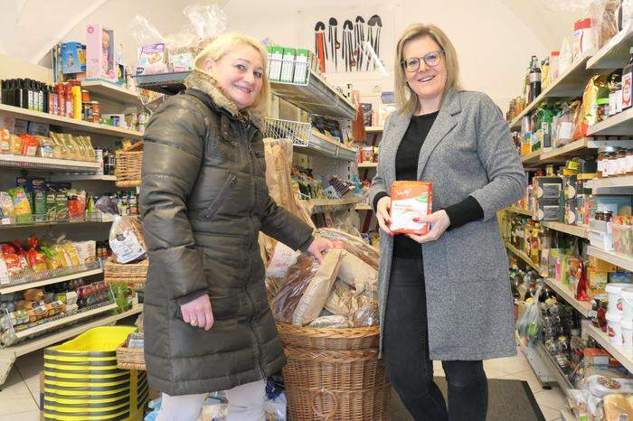 Beatrix Lackner (Tiroler Soziale Dienste) und Solali-Geschäftsführerin Sandra Holzer (r.) treffen im Geschäft täglich Stammkunden aus der Ukraine