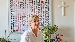 Leitet die Kunstsammlung der Stadt Graz: Birgit Kulterer, hier vor einem Werk von Richard Kriesche