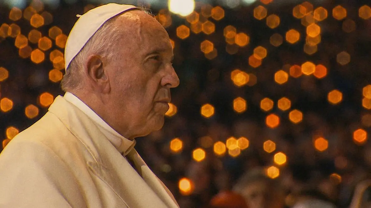 "Papst Franziskus - Ein Mann seines Wortes", In dem Dokumentarfilm PAPST FRANZISKUS ? EIN MANN SEINES WORTES begleitet Wim Wenders das Publikum auf einer persönlichen Reise mit Papst Franziskus. Im Zentrum dieses Porträts stehen die Gedanken des Papstes, alle ihm wichtigen Themen, aktuelle Fragen zu globalen Herausforderungen und sein Reformbestreben innerhalb der Kirche. Das visuelle Konzept des Filmes lässt den Zuschauer mit dem Papst von Angesicht zu Angesicht sein. Ein Gespräch zwischen ihm und ? im wahrsten Sinne ? der Welt entsteht. Papst Franziskus teilt seine Vision einer Kirche, die von tiefer Sorge um die Armen geprägt ist, spricht über Umweltfragen, soziale Gerechtigkeit und sein Engagement für Frieden an den Kriegsschauplätzen dieser Welt und zwischen den Weltreligionen.Im Bild: Papst Franziskus ist ein Mann des Gebets.  SENDUNG: ORF2 - FR - 10.04.2020 - 17:20 UHR. - Veroeffentlichung fuer Pressezwecke honorarfrei ausschliesslich im Zusammenhang mit oben genannter Sendung oder Veranstaltung des ORF bei Urhebernennung.  Foto: ORF/ZDF/2018 CTV, Célestes, Solares, Neue Road Movies, Decia, PTS ART?s Factory.  Anderweitige Verwendung honorarpflichtig und nur nach schriftlicher Genehmigung der ORF-Fotoredaktion.  Copyright: ORF, Wuerzburggasse 30, A-1136 Wien, Tel. +43-(0)1-87878-13606