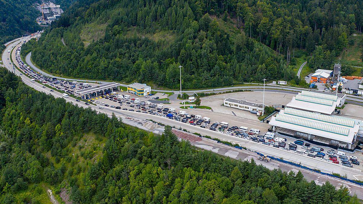 Bis zu zwölf Stunden standen Reisende im Stau