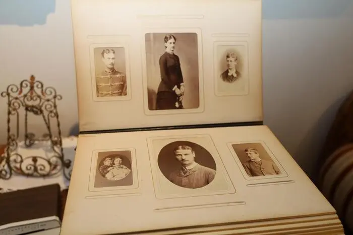 Zudem erinnern Einzelstücke an das Wirken der ehemaligen Hausbesitzer, der Fotografenfamilie Prettner