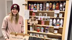 Eine junge Dame mit Haube zeigt ihre Produkte | Julia Ebner mit einigen ihrer Produkten 