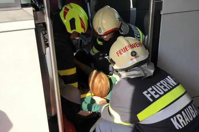 Simuliert wurde ein Zusammenstoß einer S-Bahn mit zwei PKWs am Bahnhof Preding-Wieselsdorf. Drei Personen wurden in den Personenfahrzeugen eingeklemmt. 28 Fahrgäste waren mit unterschiedlichen Verletzungen im Zug. Darunter Eltern mit Kleinkindern aber auch Hochschwangere.