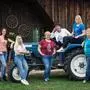 „Ich bin Bauleiterin, Verhaltensforscherin, Hofberaterin, Produzentin und vieles mehr“: Siegrid Egger, Maria und Margot Stromberger, Friederike Parz, Anna und Klothilde Stromberger (von links) im Bäuerinnen-T-Shirt   