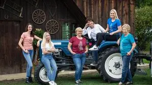 „Ich bin Bauleiterin, Verhaltensforscherin, Hofberaterin, Produzentin und vieles mehr“: Siegrid Egger, Maria und Margot Stromberger, Friederike Parz, Anna und Klothilde Stromberger (von links) im Bäuerinnen-T-Shirt   