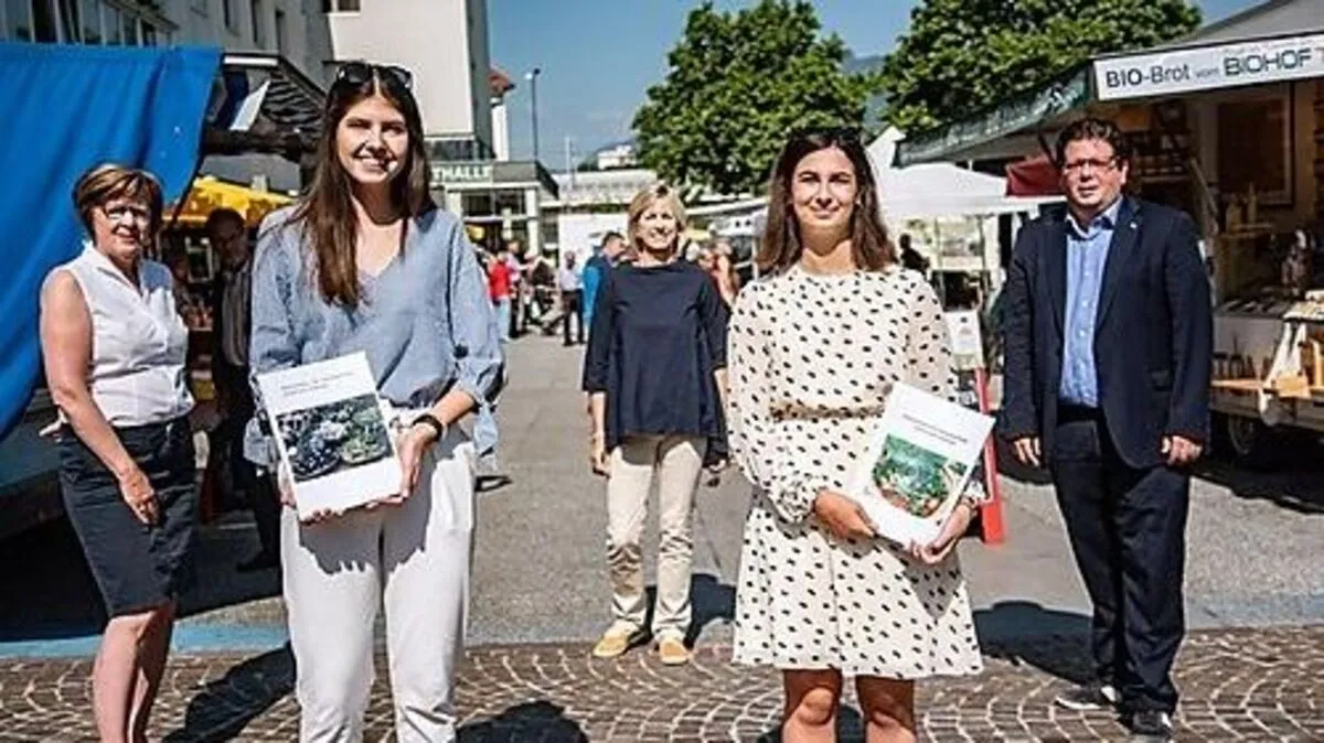 Die CHS-Schülerinnen am Wochenmarkt