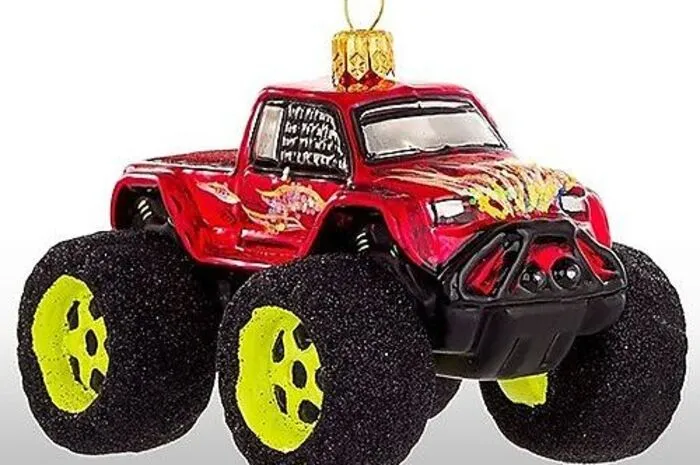 Obwohl es keine weißen Weihnachten werden dürften, hat der Monster Truck die dicken Pneus aufgezogen. Um 25,95 Euro unter www.christoball.de