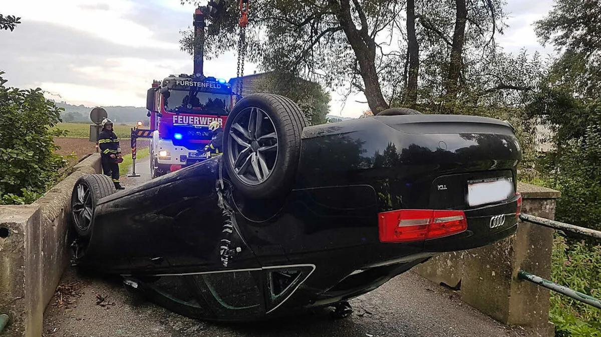 Das Auto musste später mit einem Ladekran geborgen werden