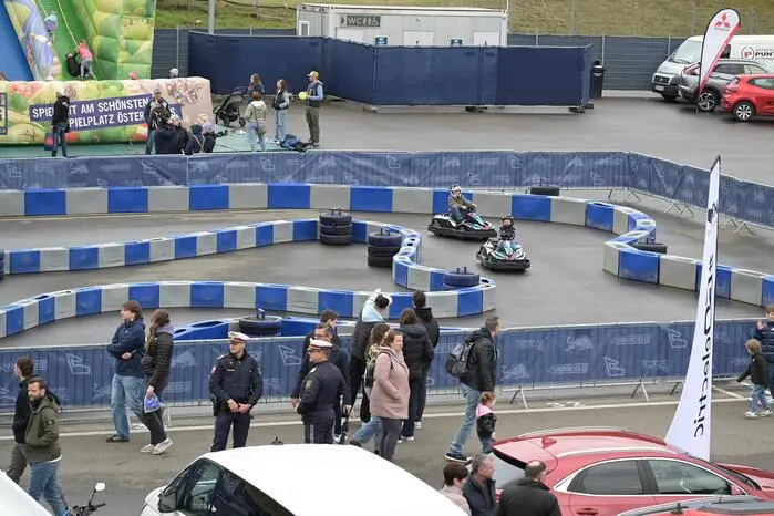 Auto- und Wohnwagenliebhaber kamen im Freigelände auf ihre Kosten, während sich Motorradfans über spannende Präsentationen freuen konnten.