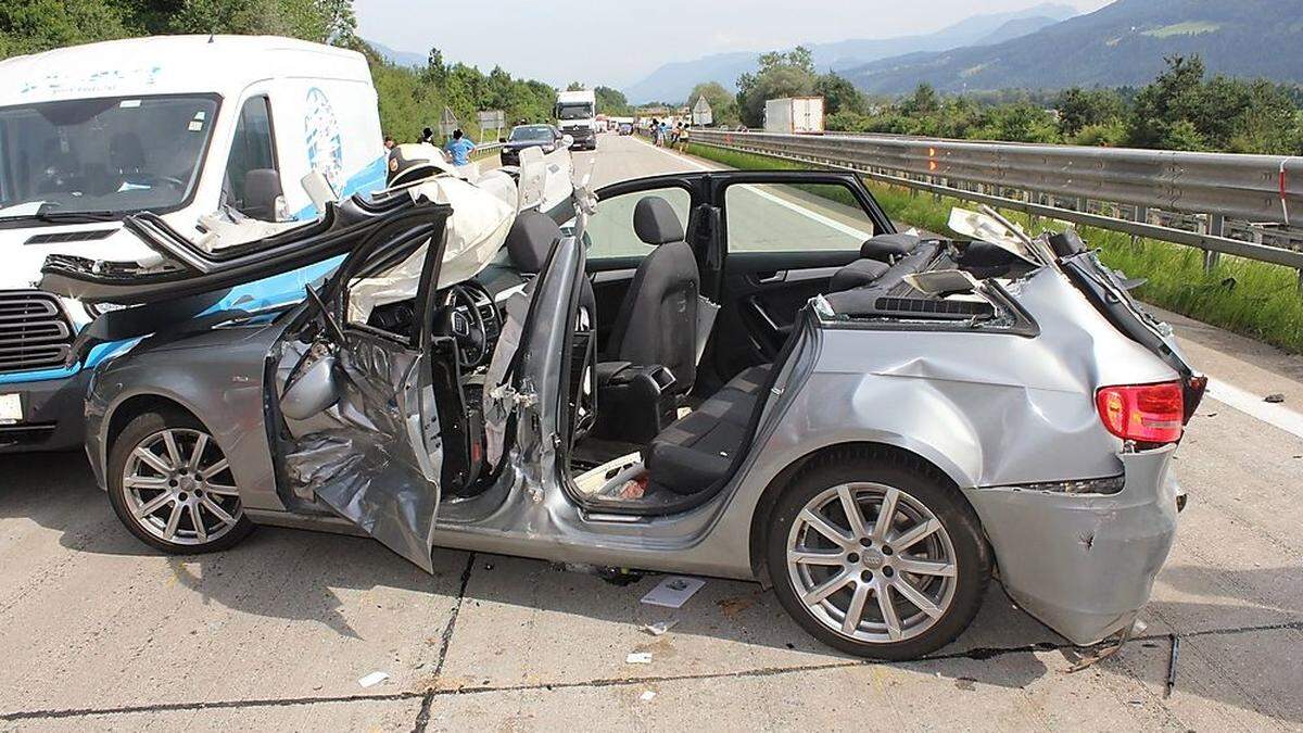 Eine Person musste von der Feuerwehr St. Peter/Spittal mittels Bergeschere aus dem Fahrzeug geschnitten werden