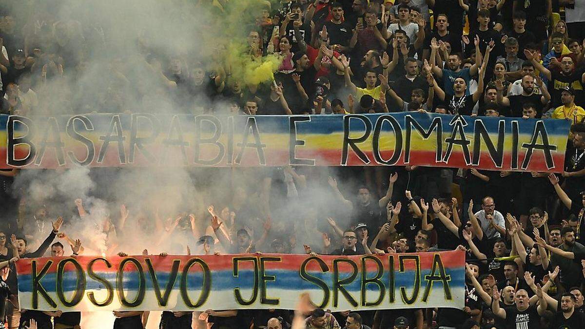 &quot;Kosovo ist Serbien&quot; - rumänische Ultras provozierten die Auswahl des Kosovo 