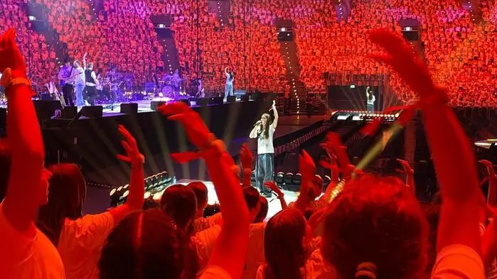 Kinder singen bei einem Konzert mit