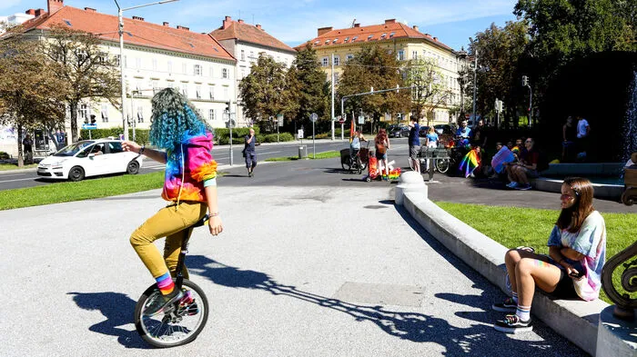 Artistik, bunte Outfits, Masken und jede Menge Regenbogenfahnen prägten am Samstag zu Mittag in Graz das Stadtbild ...