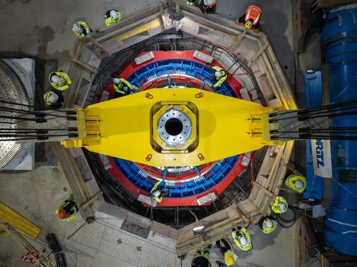 Nach vier Jahren Bauzeit ist im September 2025 in Kaprun das Pumpspeicher-Kraftwerk Limberg III eröffnet worden – ein Isolationsfehler am Generator sorgt nun dafür, dass das Kraftwerk monatelang stillsteht