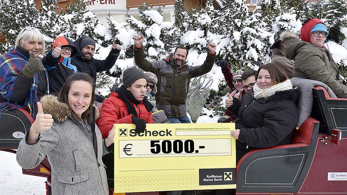 Tourismusobmann Pernkopf und Geschäftsführerin Hofmayer überreichten den Scheck an das Integrationszentrum Rettet das Kind