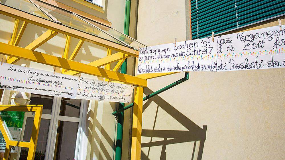 Rund um die NMS Pischelsdorf hängen die Wohlfühlsprüche der Schüler