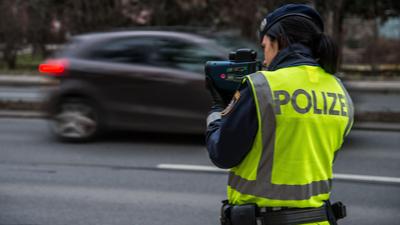 Tempokontrollen sind Angelegenheit der Polizei. Eine Novelle der Straßenverkehrsordnung soll den Einsatz von Radarkästen in Gemeinden erleichtern.
