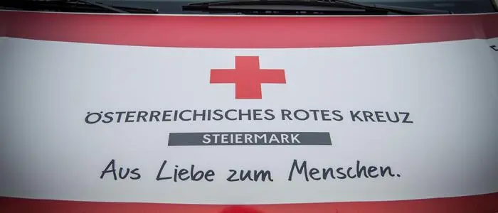 Der 67-jährige Radfahrer wird ins Krankenhaus gebracht