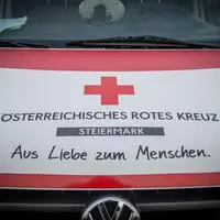 Der 67-jährige Radfahrer wird ins Krankenhaus gebracht