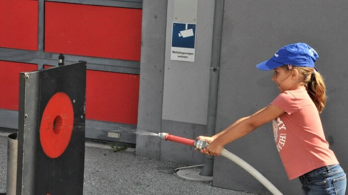 Das Feuerwehrhaus der FF Voitsberg hatte am Donnerstag, dem 7. Juli, Besuch vom Kindergarten Schillerstraße. Die 41 Kinder durften für einen Tag in die Rolle der Feuerwehrleute schlüpfen.