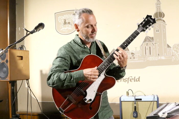 Wie man eine E-Gitarre und ein Hackbrett zu einem mitreißenden musikalischen Erlebnis vereinen kann? Das bewiesen Spitzengitarrist Thomas Wallisch ...