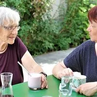 Schon ein gemeinsamer Kaffeehausbesuch kann "Wunder wirken"