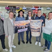 Haben sogar eigene Poster und DIN-A-4-Grüße vorbereitet: die Vielflieger Erik Faltermann, Michael Sabadello, Andreas Wurzer, Oliver Tautter, Markus May und Johannes Painold