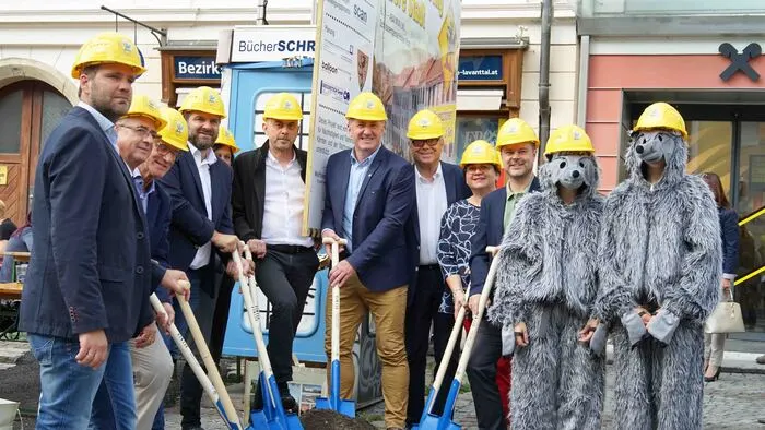 Mit dem Spatenstich fiel jetzt der offizielle Startschuss für die Baustelle am Hohen Platz. Nach dem "Zukunftsfest" geht es los. Von Anfang Juli bis Mitte September wird der Hohe Platz für den Verkehr gesperrt sein.
