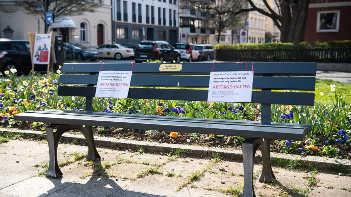 Auch auf öffentlichen Plätzen gilt: Abstand halten