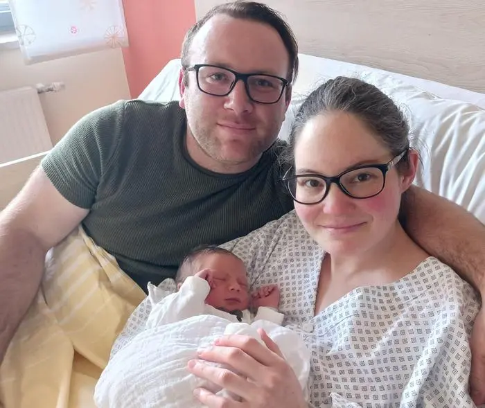 Elias Franz Alfred mit Mama Tanja Riegler und Papa Stefan Schlatte