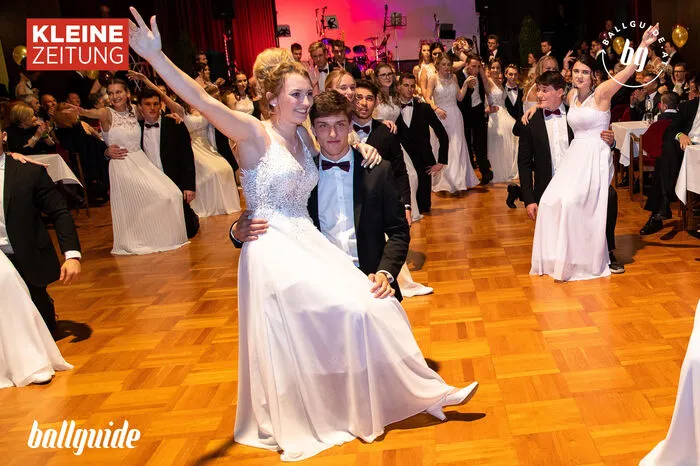 Mit einer stimmungsvollen Polonaise wurde der Abend eröffnet.
