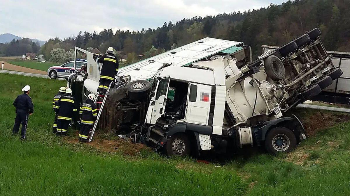 Die Fahrzeuginsassen wurden verletzt geborgen