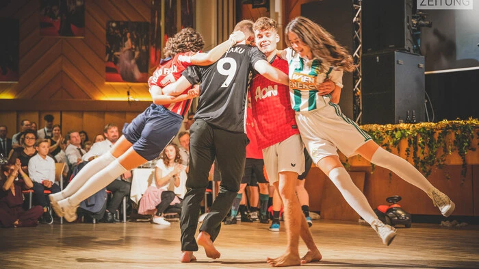 "Walk of Fame - ein Abgang, der in Erinnerung bleibt" - unter diesem Motto feierten am Samstag die 45 Maturantinnen und Maturanten des Borg Jennersdorf ihren Maturaball in der Stadthalle Fürstenfeld.