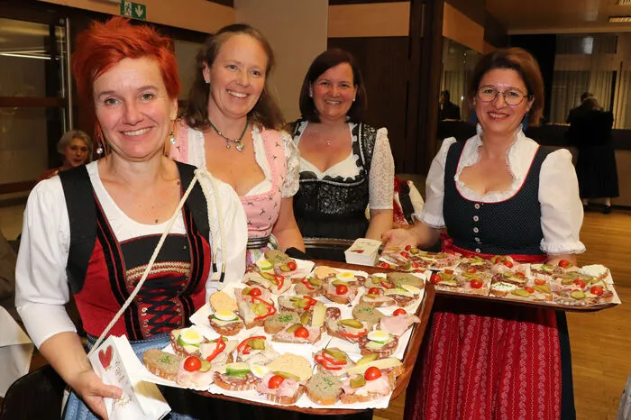 In der Pause wurde auch mit belegenten Brötchen für das leibliche Wohl der zahlreichen Besucher gesorgt!