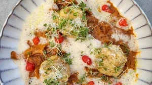 Eierschwammerl-Gulasch mit Baby-Semmelknödeln und eingelegten Pfefferoni.