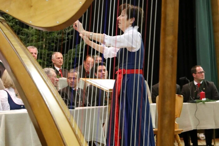 Neben dem Veranstalter Singkreis „ars musica“ Althofen unter der Leitung von Dagmar Sucher (Foto) wirkten weiters Heidrun Springer (Harfe), Thomas Adunka (Violine), Lorenz Pichler (Querflöte), Peter Pichler (Klarinette), Engelbert Guggenberger (Bassgeige), das Quintett „bRASSIG“ (Leitung: Christian Drobesch) sowie die Krappfelder Hirten mit. 